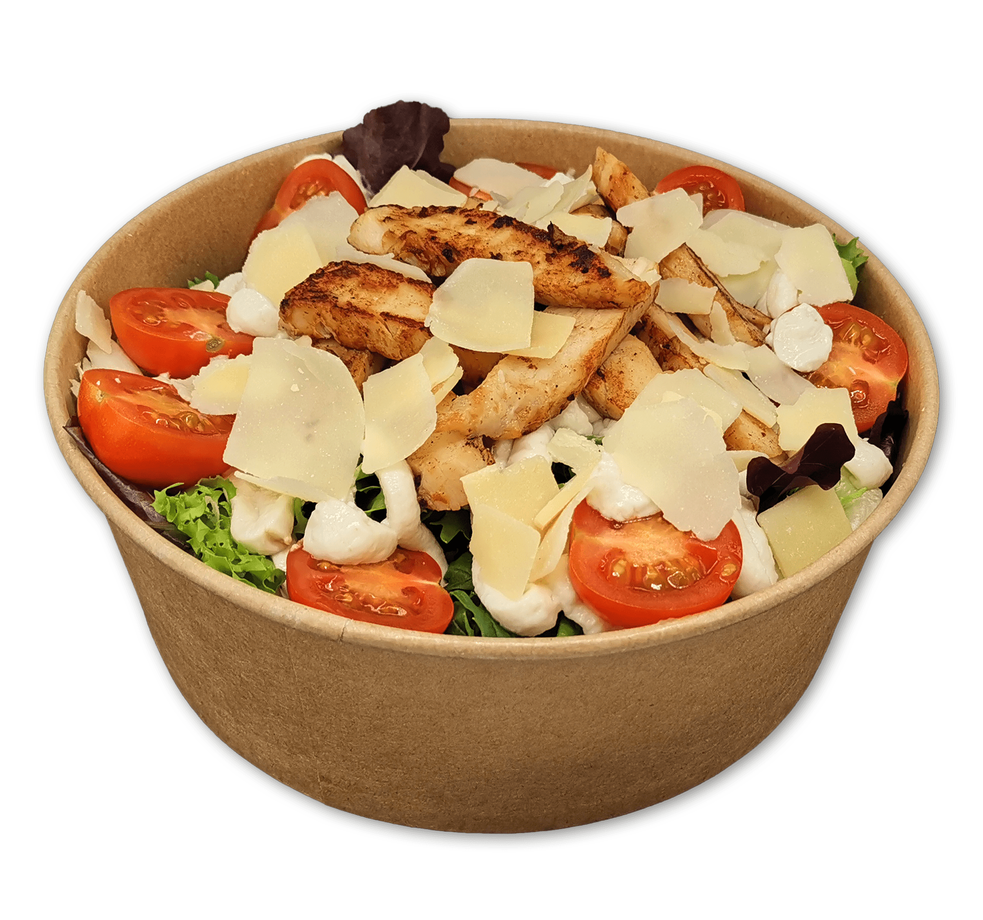 La Ensalada César, con tiras de pollo a la parrilla, tomates cherry cortados por la mitad, lechuga rallada, rodajas de queso parmesano y aderezo, se presenta elegantemente en un recipiente de papel marrón sobre un fondo liso.