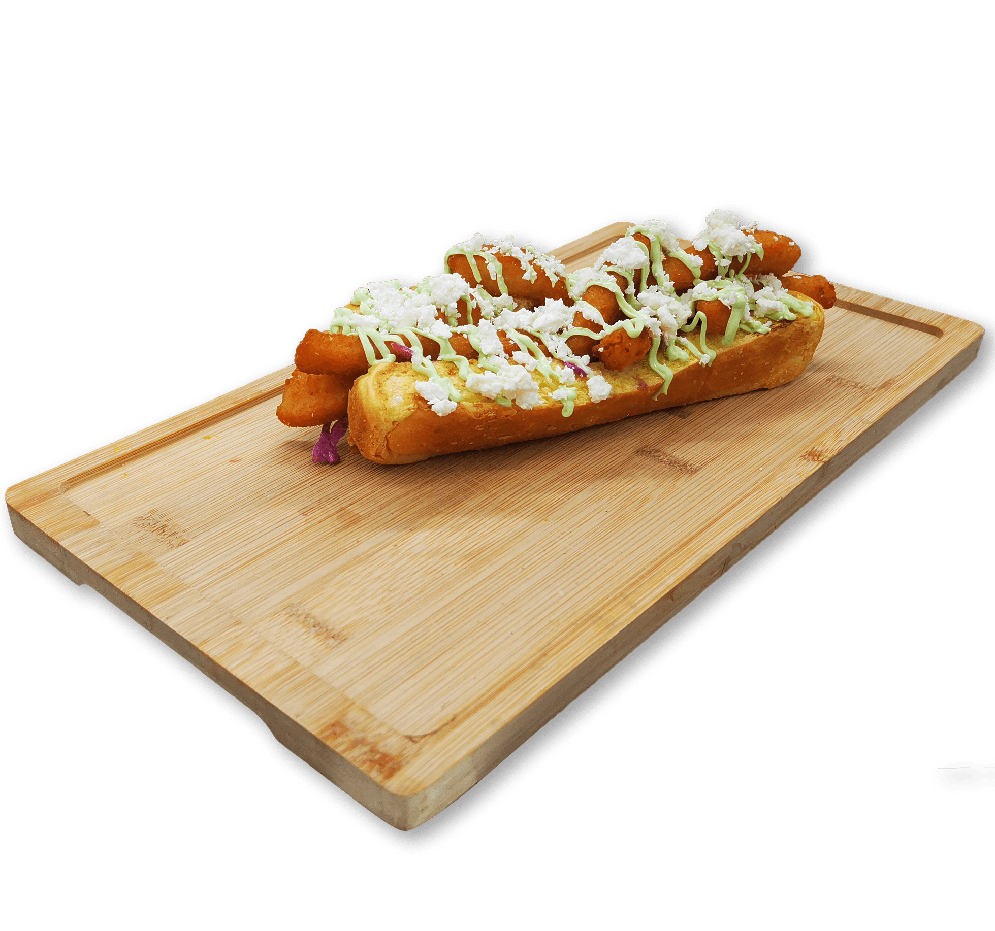 Un hot dog sobre una tabla de cortar de madera cubierto con aros de cebolla fritos y crujientes, rociado con salsas verdes y blancas, y adornado con queso desmenuzado y lechuga rallada, como una versión deliciosa de una clásica bocata de calamares.