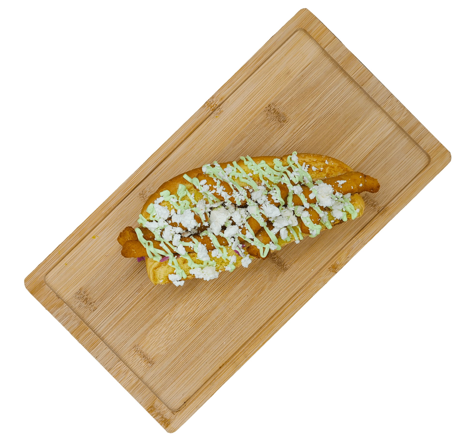 Un solo plátano frito se sirve en una tabla de cortar de madera, rociado con una salsa verde claro y cubierto con queso blanco desmenuzado, que recuerda los sabores vibrantes que se encuentran en una deliciosa bocata de Calamares.