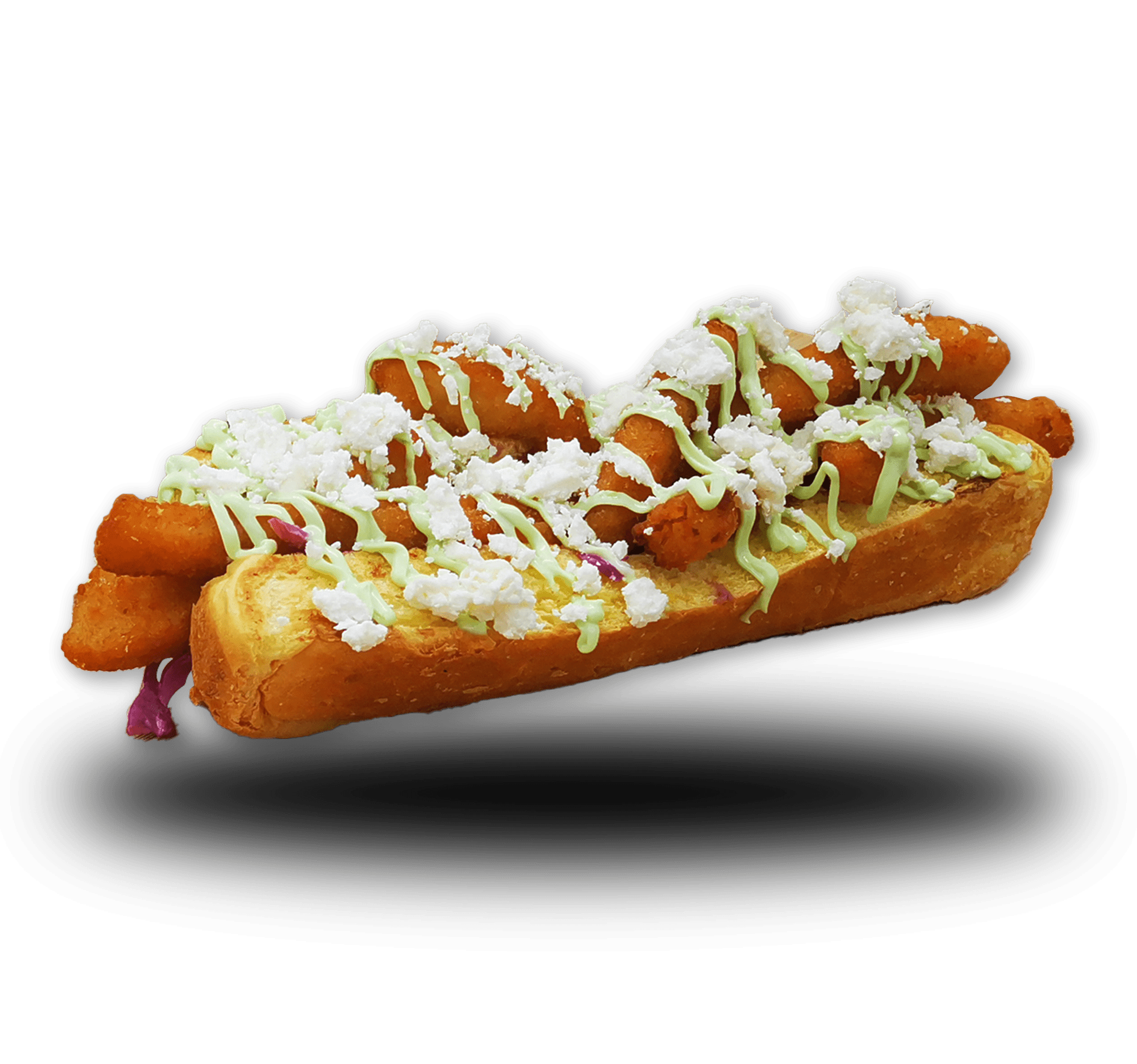 La bocata de calamares se sirve con camarones fritos, queso blanco desmenuzado y un chorrito de salsa verde. Se sirve en un panecillo suave tostado con algunas verduras ralladas de color morado visibles debajo de los ingredientes.