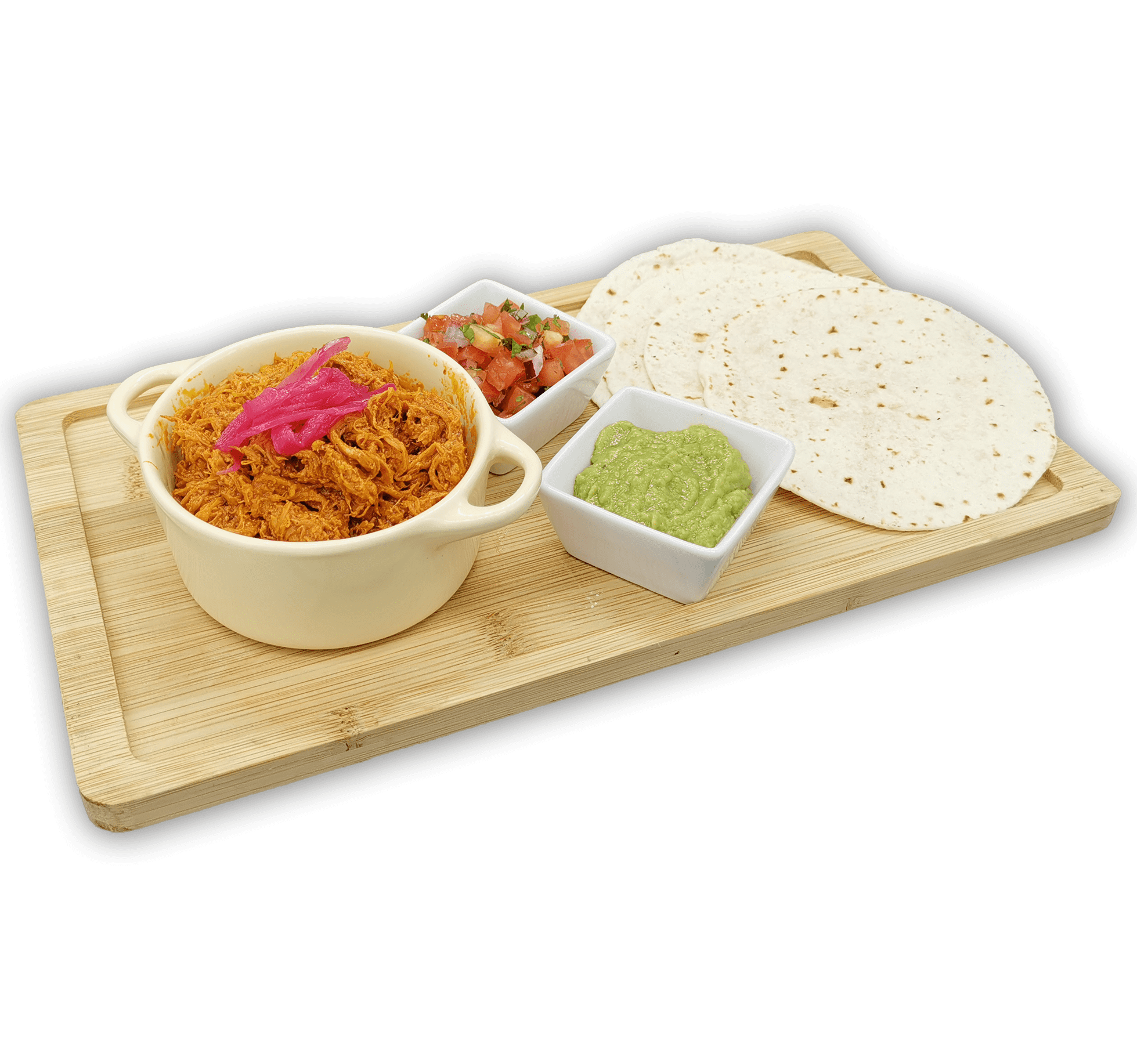 Una bandeja de madera muestra un plato de Tacos de Cochinita Pibil, adornados con cebollas encurtidas, acompañados de un tazón pequeño de salsa de tomate cortado en cubitos, un tazón pequeño de salsa verde y tres tortillas de harina.