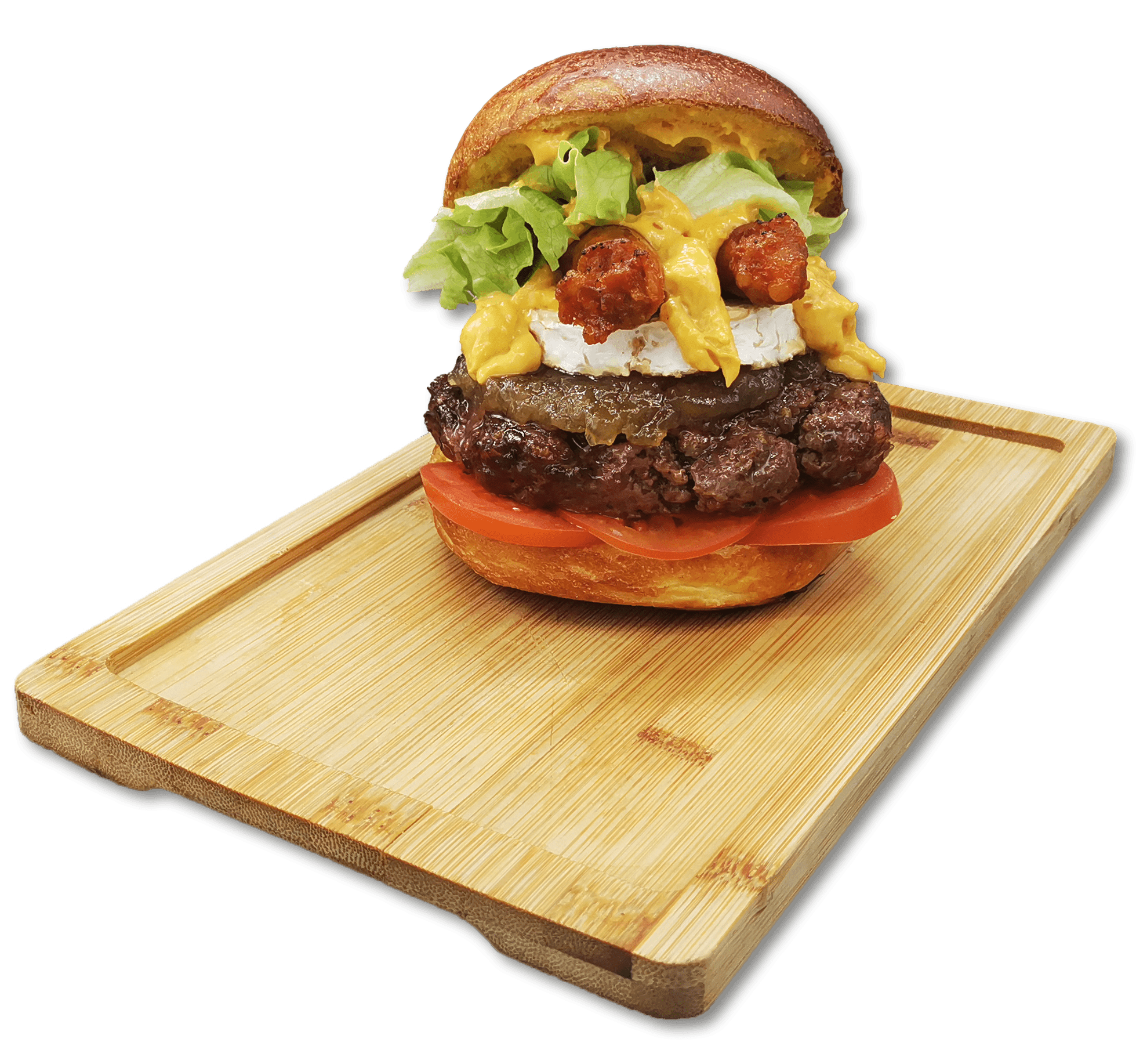 Una hamburguesa de Hannibal Lecter cargada sobre una tabla de cortar de madera incluye un pan de pretzel, lechuga, queso, rodajas de tomate, aros de cebolla crujientes y una hamburguesa de carne gruesa.