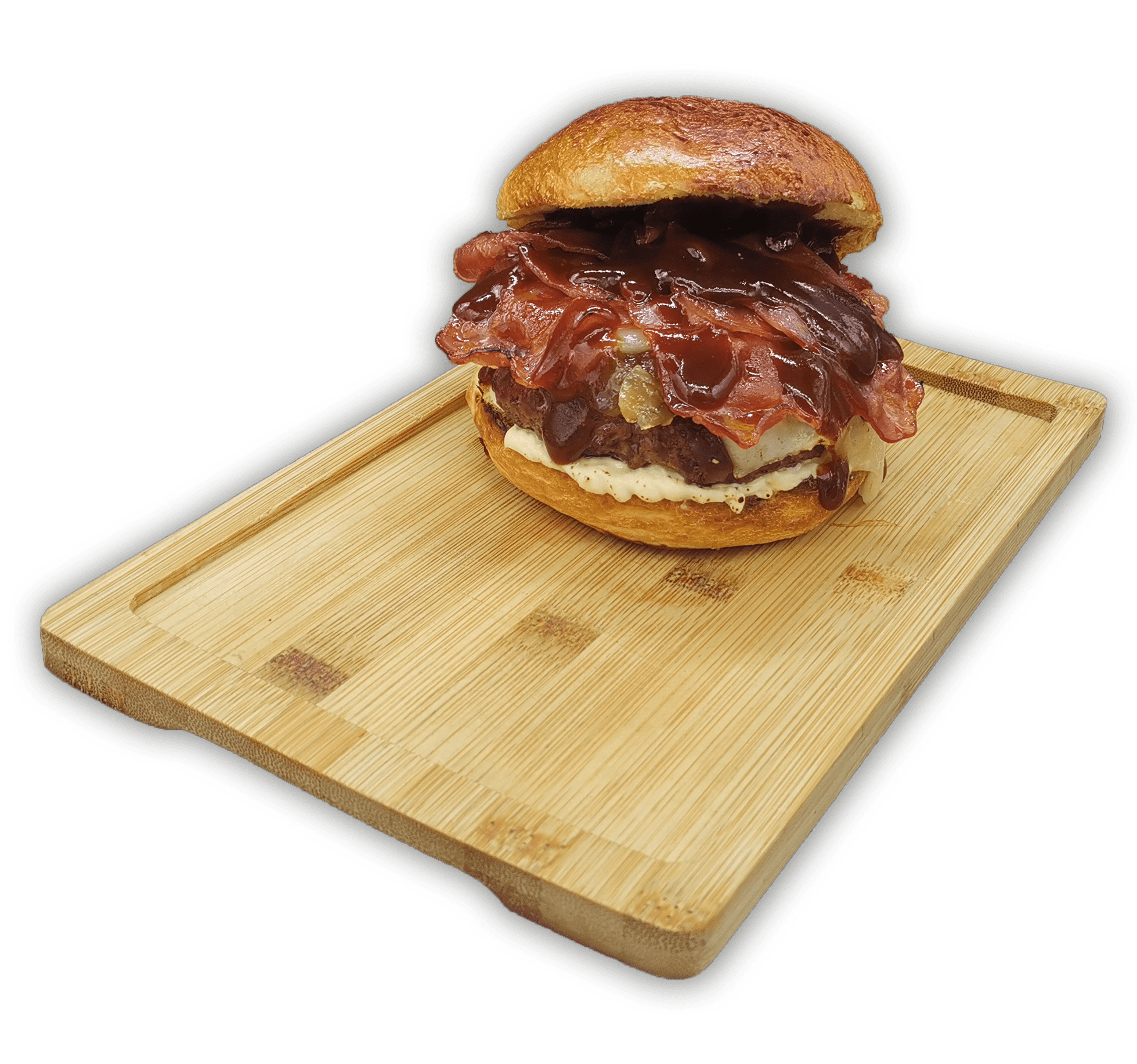 Una hamburguesa inspirada en Tacos Cochinita Pibil con tocino, cebolla y queso derretido cubierto con salsa de barbacoa se coloca sobre una tabla de cortar de madera. La hamburguesa se arma en un pan tostado.
