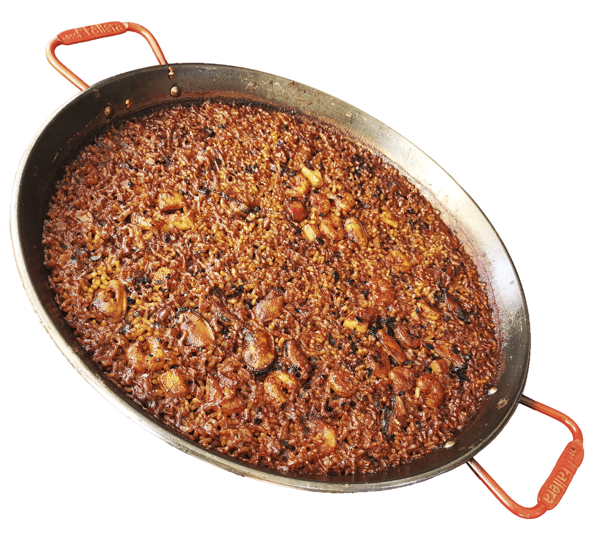 Una sartén grande y ovalada llena de arroz para paella del Senyoret muestra arroz cocido y varios trozos pequeños de carne y marisco. El plato parece ser una comida a base de arroz bien cocinada con una coloración marrón rojiza visible, que indica especias o condimentos. La sartén tiene dos asas rojas para transportarla fácilmente.